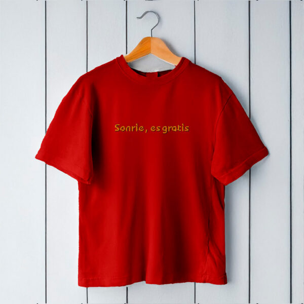 Camiseta bordada con frase (Sonríe, es gratis)