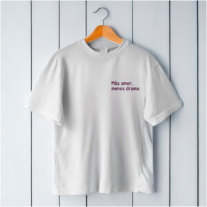 Camiseta bordada con frase ( Más amor menos drama )