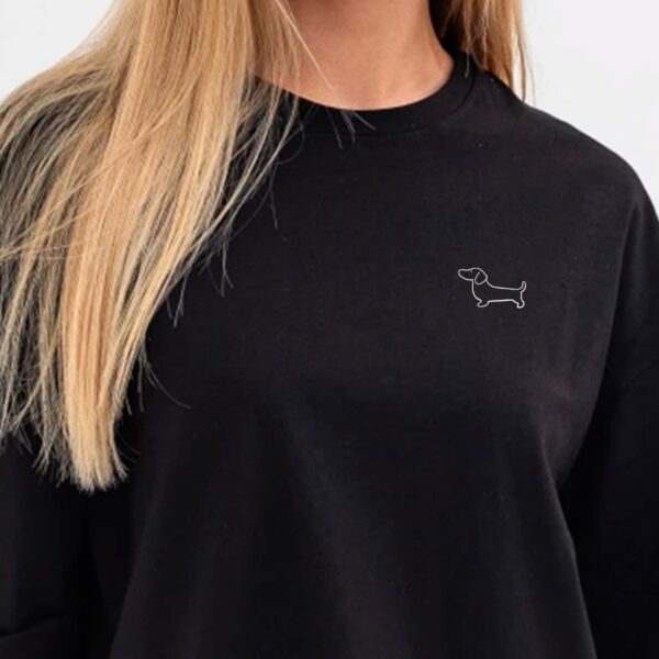 Camiseta bordada con perro salchicha blanco
