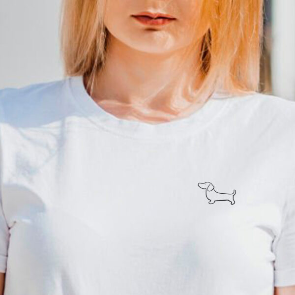 Camiseta bordada con perra salchicha negro ( las tallas grandes)
